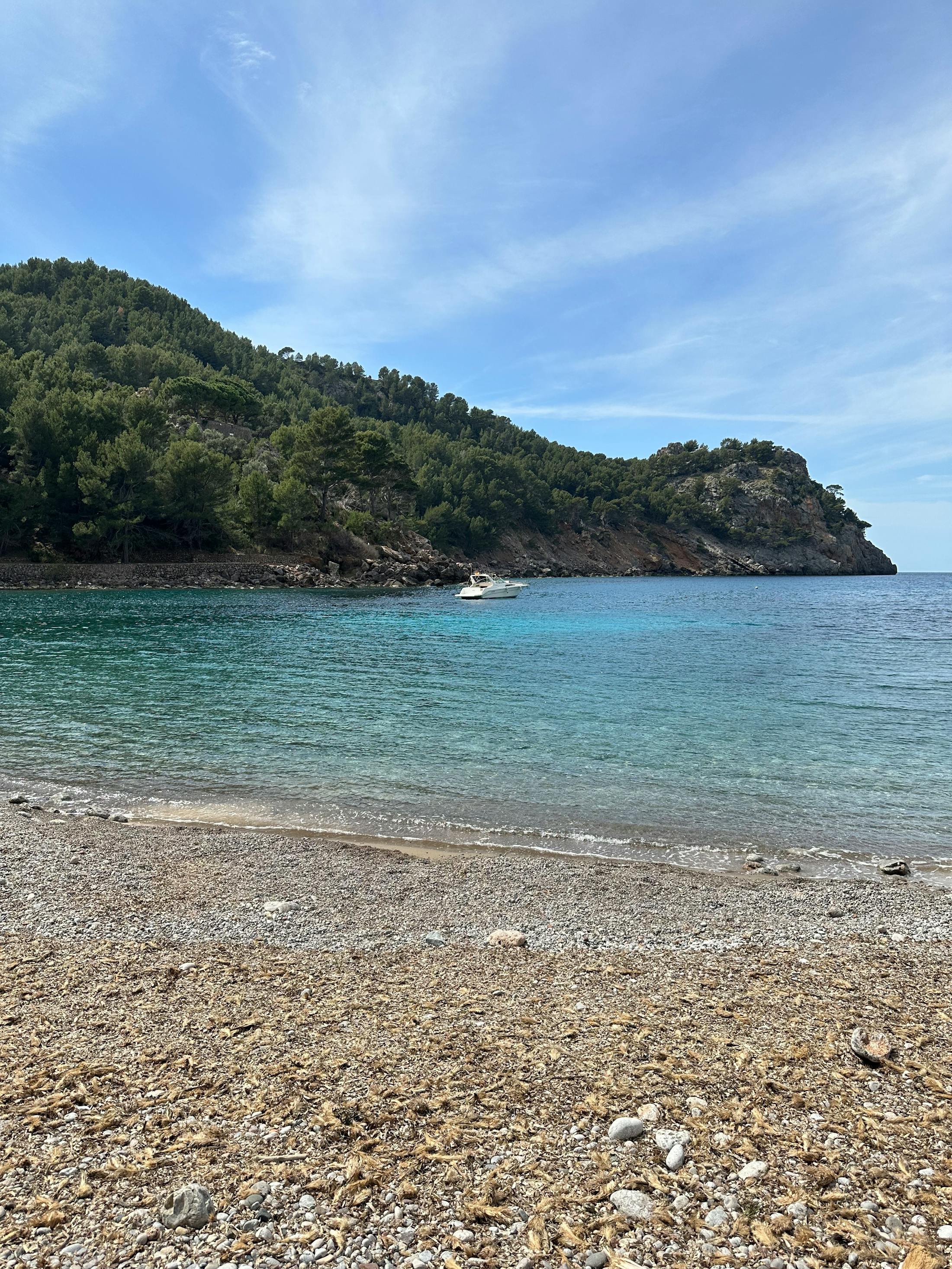 Costa de Mallorca amb aigua clara i roques